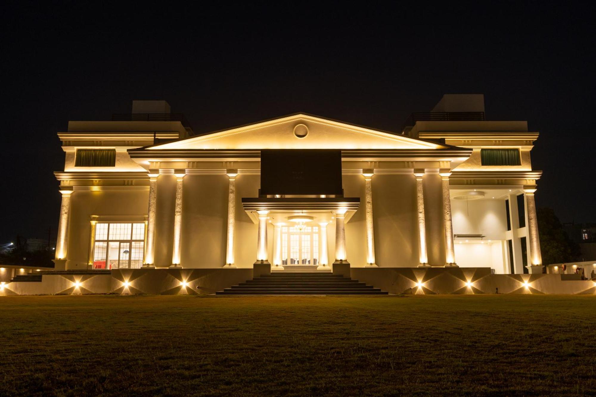 The Grand Monarch Hotel, Uddzsaín Kültér fotó