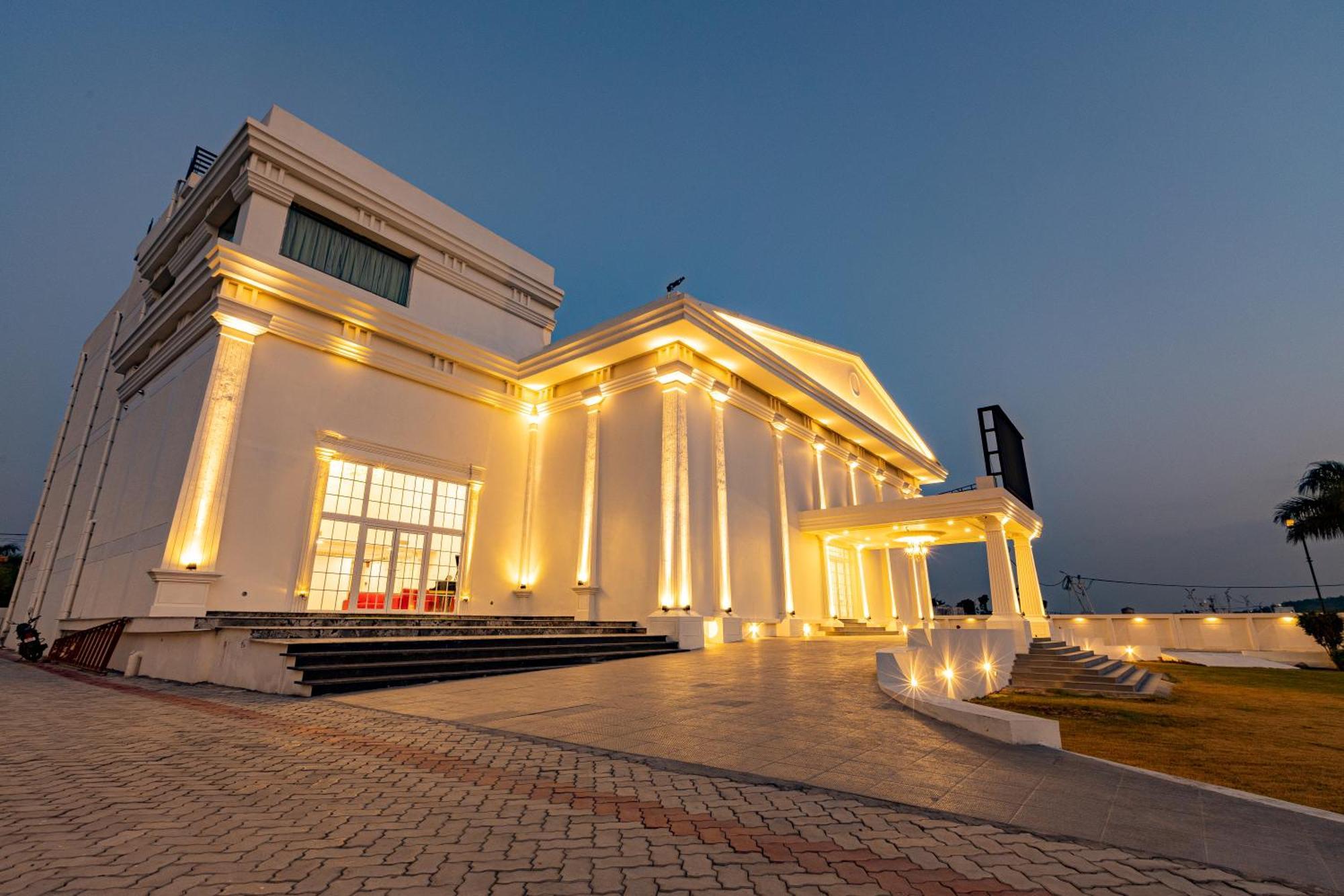 The Grand Monarch Hotel, Uddzsaín Kültér fotó